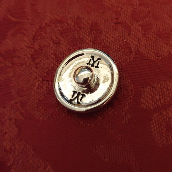 ✨4/$20✨ Magnolia And Vine Silver Cross 18mm Snap - Picture 2 of 2